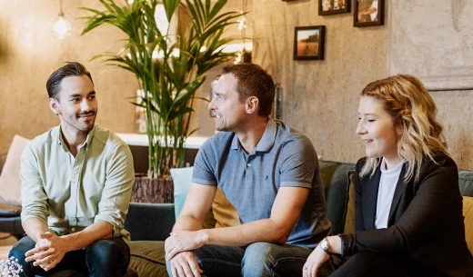 Anders, Johan och Jasmin hänger på kontoret