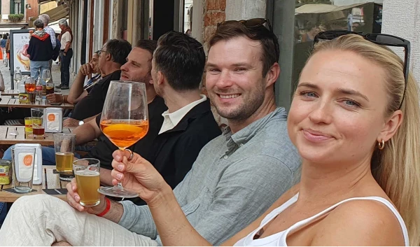 Andrea & Jakob tar en drinkpaus i Venedig