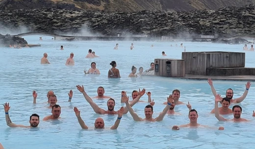 Alphadev badar på Island
