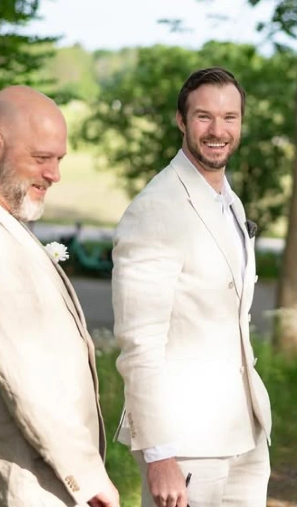 Jakob & Jens välkomnar gäster till sommarfesten