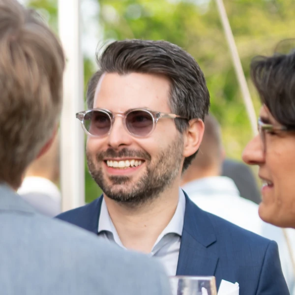 Jesper minglar på sommarfesten