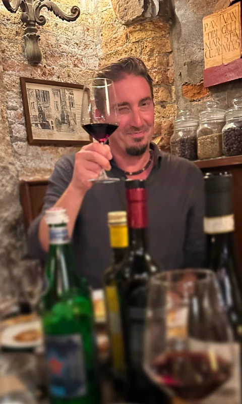 Jon skålar i Italien